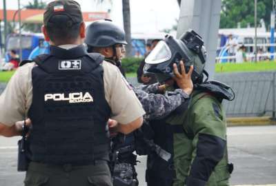 La Polic&iacute;a llega a los exteriores de la terminal de Guayauqil. 