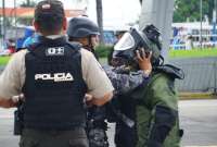 La Polic&iacute;a llega a los exteriores de la terminal de Guayauqil. 