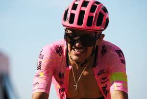 Richard Carapaz sufri&oacute; al final de la etapa
