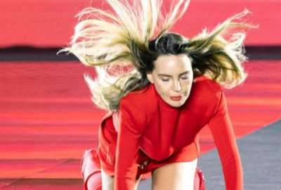 Belinda sufre aparatosa ca&iacute;da en un desfile en Par&iacute;s