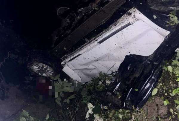 Un veh&iacute;culo cay&oacute; al abismo en Cuenca. El hecho dej&oacute; un muerto y tres heridos.
