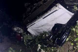 Cuenca: Un veh&iacute;culo cay&oacute; al abismo; hay un muerto y tres heridos