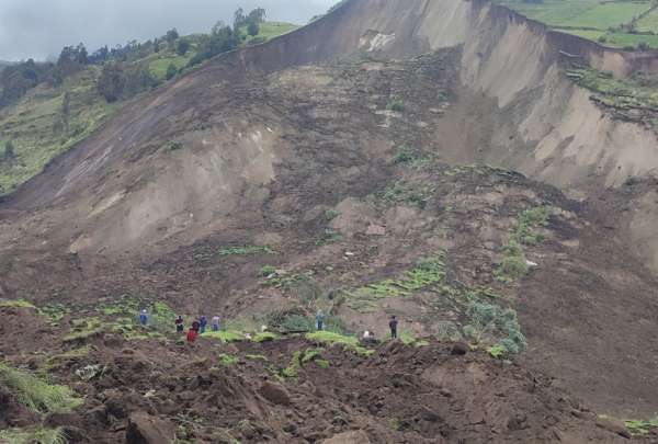 En el sector de Tablillas, en Guamote, se registr&oacute; un deslizamiento de tierra.
