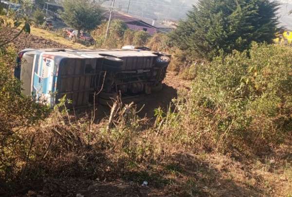 El ECU 911 report&oacute; que una buseta se volc&oacute; en al sur de Quito. A&uacute;n se desconoce la cifra de fallecidos y heridos. 