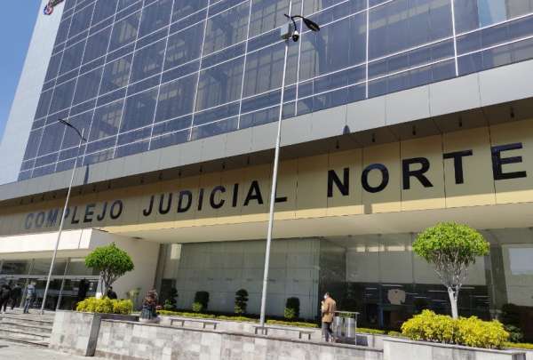 Un hombre en moto lanz&oacute; una mochila con explosivos en los exteriores del Complejo Judicial. El sitio estuvo cercado por m&aacute;s de dos horas.&nbsp;