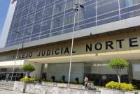 Un hombre en moto lanzó una mochila con explosivos en los exteriores del Complejo Judicial. El sitio estuvo cercado por más de dos horas. 