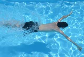 Pelea campal por culpa de una persona que se orin&oacute; en la piscina
