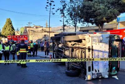Cami&oacute;n con pancarta de protesta se volc&oacute; en la av. Maldonado, sur de Quito