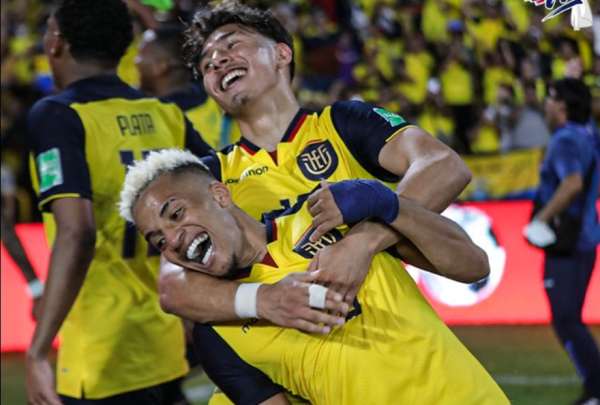 Byron Castillo (abajo) festeja la clasificaci&oacute;n al Mundial de Qatar junto con Jeremy Sarmiento