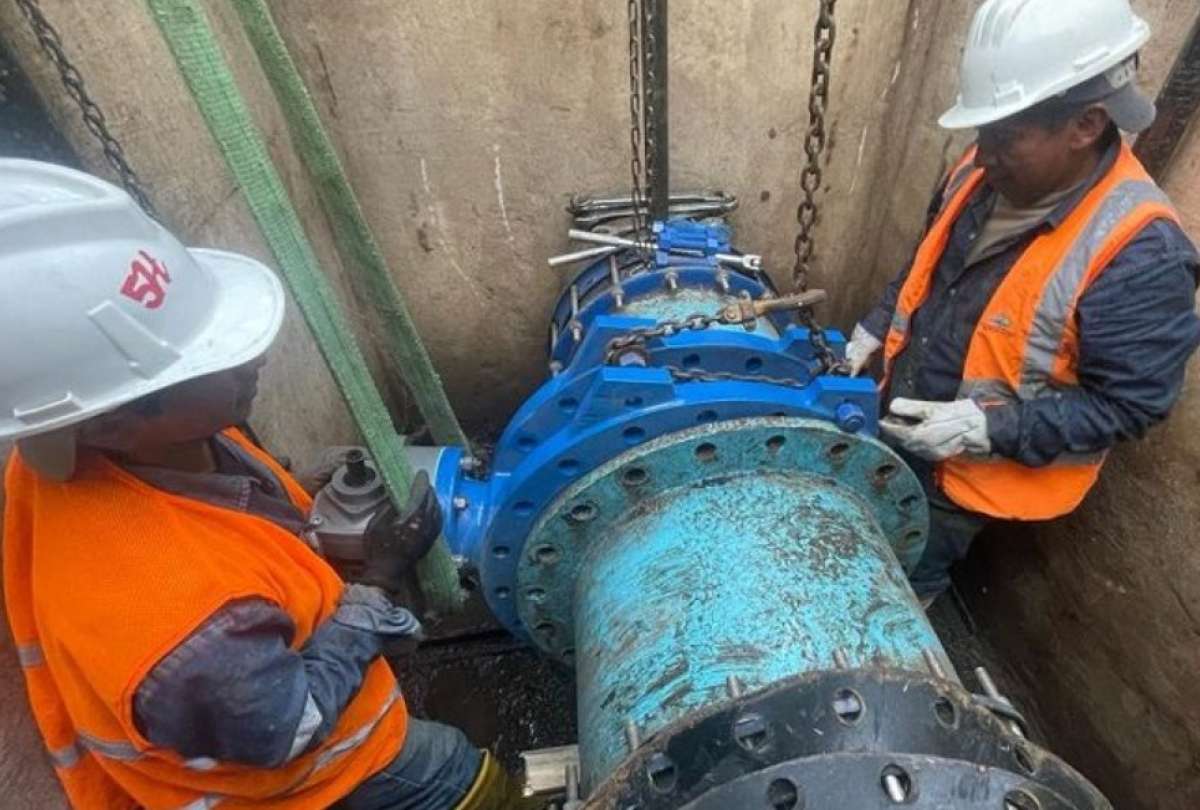 Obreros revisan las tuber&iacute;as en los sectores donde se han reportado problemas con el servicio.