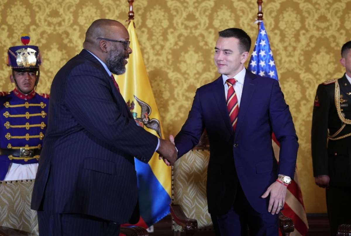 El presidente Daniel Noboa (der.) recibió al embajador estadounidense Arthur W. Brown.