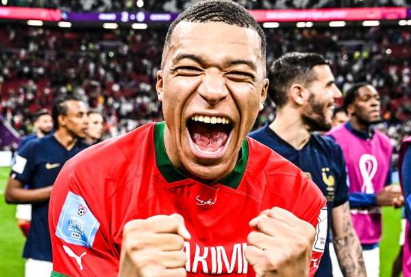 Kylian Mbapp&eacute;, con la camiseta de Achraf Hakimi en el festejo de Francia, tras el pase a la final. 