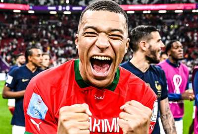 Kylian Mbapp&eacute;, con la camiseta de Achraf Hakimi en el festejo de Francia, tras el pase a la final. 