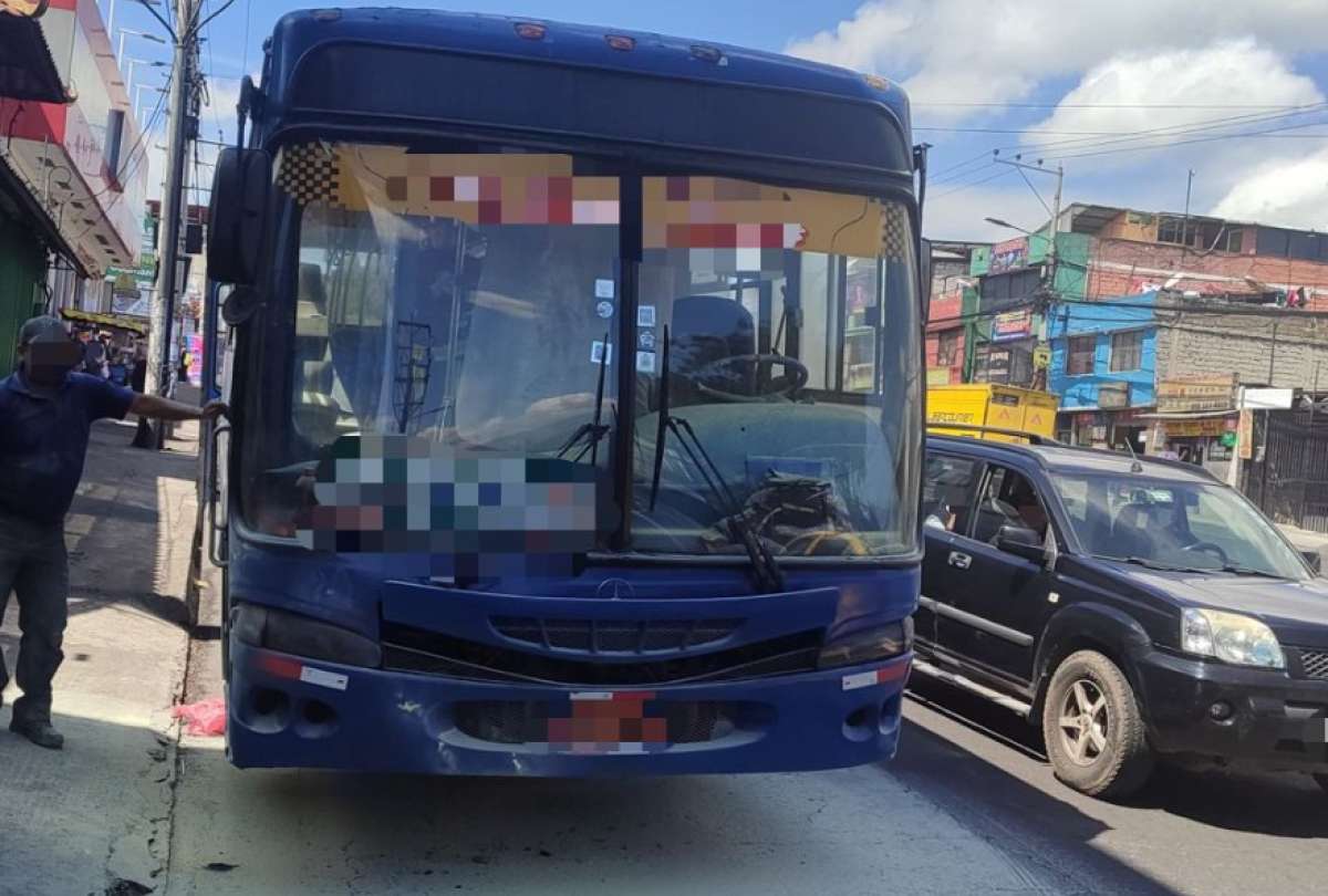 Hallan un bus de pasajeros quemado en Quito