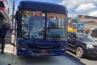 Hallan un bus de pasajeros quemado en Quito