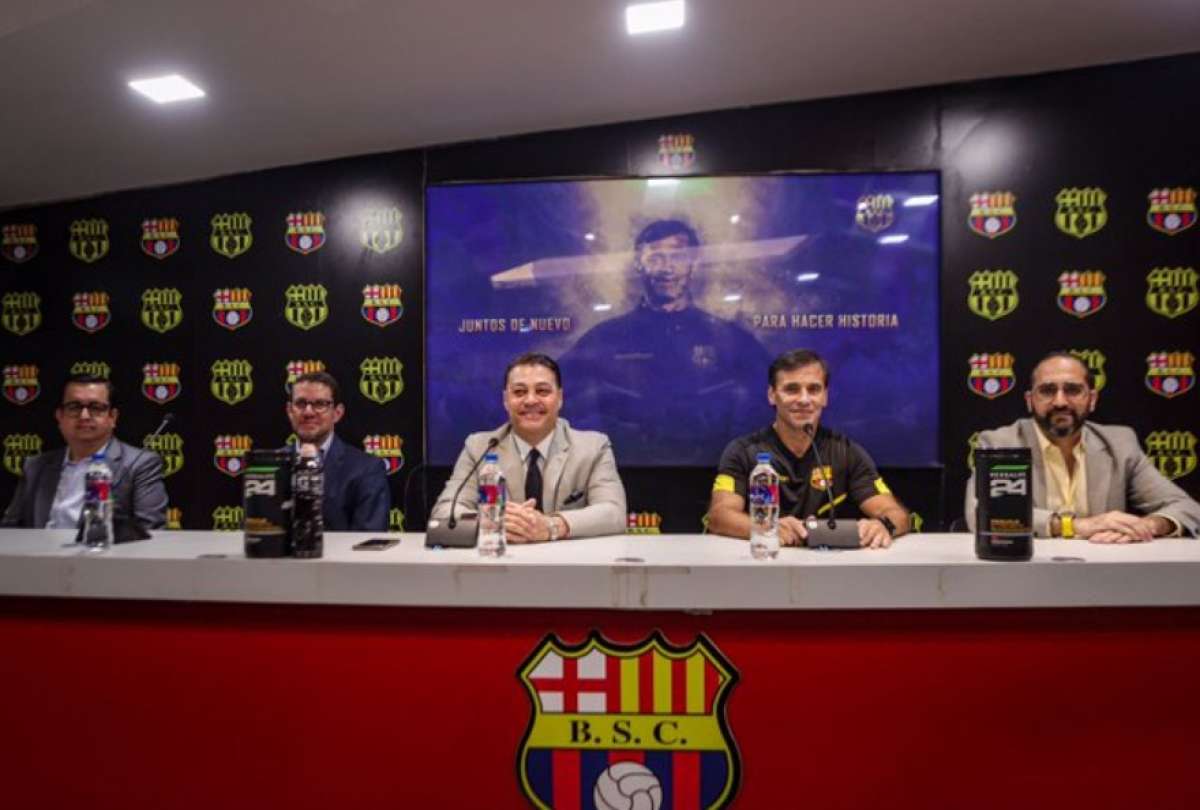 Bustos fue presentado como nuevo técnico del Barcelona.