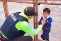 Un servidor de la Policía Nacional protagonizó un tierno momento al consolar a un pequeño que llegaba por primera vez a su escuela.