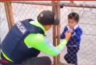 &iexcl;Emotivo! Polic&iacute;a consuela a un peque&ntilde;o en su primer d&iacute;a de clases