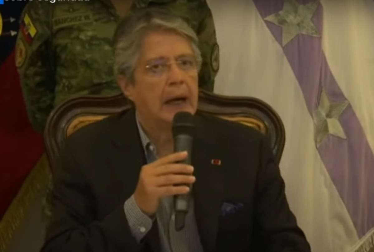 Guillermo Lasso durante su rueda de prensa en Riobamba