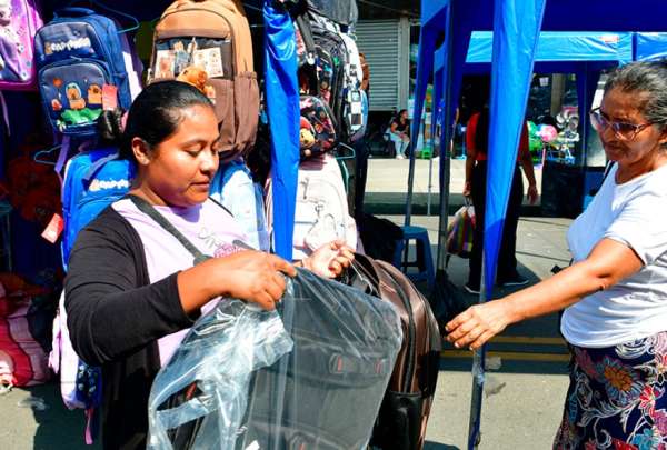 Diez puntos fueron habilitados en Guayaquil para que los padres de familia adquieran &uacute;tiles y uniformes en los denominados Corredores Escolares.