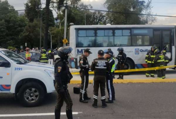 El Polic&iacute;a se movilizaba en una motocicleta al momento de ser embestido por el bus articulado de la Ecov&iacute;a.