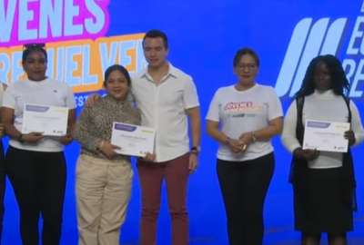 El presidente Daniel Noboa entreg&oacute; certificados a j&oacute;venes capacitados en Guayaquil.
