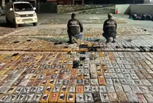 La Polic&iacute;a inform&oacute; que, durante el operativo tambi&eacute;n se incaut&oacute; un fusil, un veh&iacute;culo, dinero en efectivo y celulares.