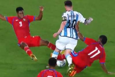 Casi lesionan Lio Messi y minutos despu&eacute;s marc&oacute; su gol 800