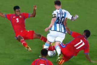 Casi lesionan Lio Messi y minutos despu&eacute;s marc&oacute; su gol 800