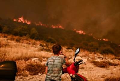 Fuertes incendios azotan a las poblaciones de Atenas, en Grecia