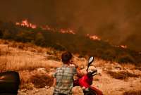 Fuertes incendios azotan a las poblaciones de Atenas, en Grecia