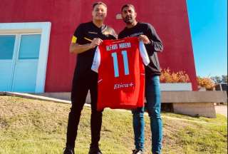 Independiente de Avellaneda entreg&oacute; una camiseta a Carlos Alfaro Moreno