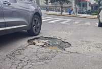 Baches en Quito reflejan el deterioro de la red vial de la ciudad.