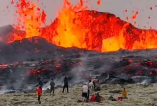 Curiosos fueron a mirar de cerca la erupci&oacute;n del Litli Hrutur