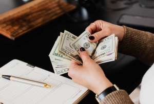 Ecuador pagar&aacute; un salario b&aacute;sico de USD 450 a partir de este 2023. 