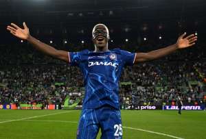 Niño Moi está de visita en Ecuador y se viraliza en redes al ser captado llevando el pan. 