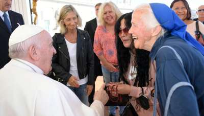 Sor Geneviève Jeanningros, la monja que rompió el protocolo para despedirse del Papa Francisco