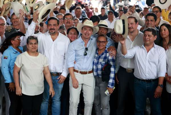 El presidente Daniel Noboa comparti&oacute; con representantes del sector ganadero en Dur&aacute;n. 