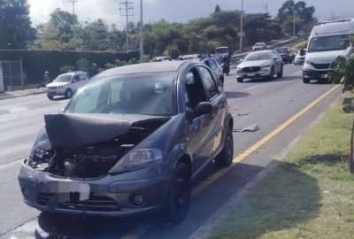 El accidente oblig&oacute; al cierre vial en los dos sentidos de la Ruta Viva, lo que provoc&oacute; congesti&oacute;n en el tr&aacute;nsito vehicular. 