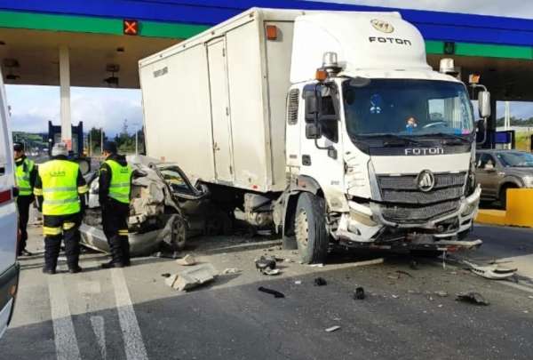 Tres personas resultaron afectadas tras el choque entre un cami&oacute;n y un veh&iacute;culo liviano.