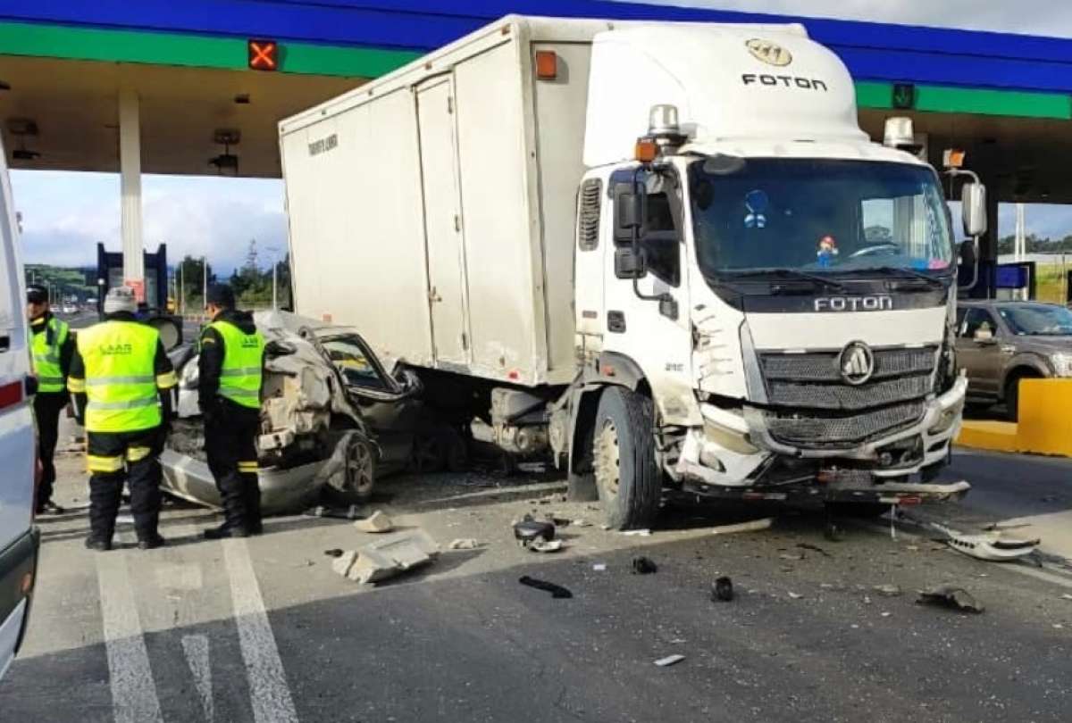Tres personas resultaron afectadas tras el choque entre un camión y un vehículo liviano.