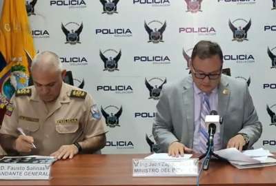 El comandante de la Polic&iacute;a Fausto Salinas (izq.) y Juan Zapata, minstro del Interior (der.) ofrecieron la rueda de prensa.