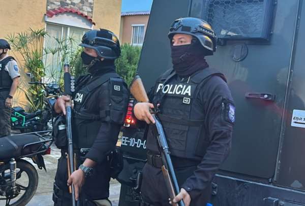 300 polic&iacute;as y militares allanan desde esta madrugada varias urbanizaciones de la parroquia La Aurora en Daule.&nbsp;