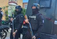 300 policías y militares allanan desde esta madrugada varias urbanizaciones de la parroquia La Aurora en Daule. 