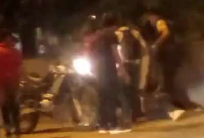 Ciudadanos detienen a un delincuente y lo golpean
