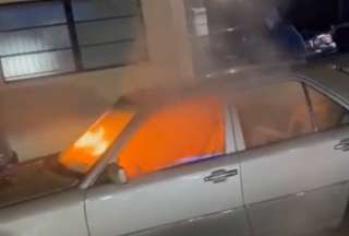 New York: Migrantes salvaron a un adulto mayor de un carro en llamas