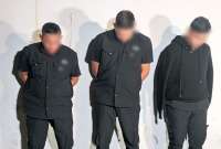 Tras el encuentro de Ecuador vs Perú, tres ciudadanos vestidos completamente de negro fueron detenidos con armas de fuego en los exteriores del estadio. 