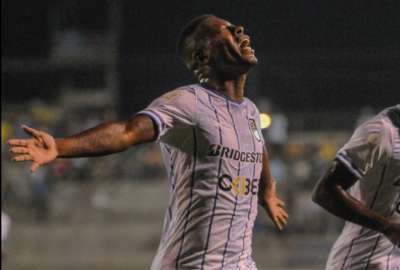 Gabriel Cortez celebra su gol, con el que 9 de Octubre se adelant&oacute; en el marcador