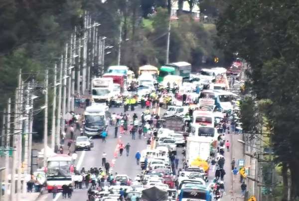 Colisi&oacute;n m&uacute;ltiple entre dos autos y un bus interprovincial causa un tr&aacute;gico saldo en el cant&oacute;n Mej&iacute;a. 