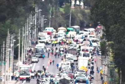 Colisi&oacute;n m&uacute;ltiple entre dos autos y un bus interprovincial causa un tr&aacute;gico saldo en el cant&oacute;n Mej&iacute;a. 